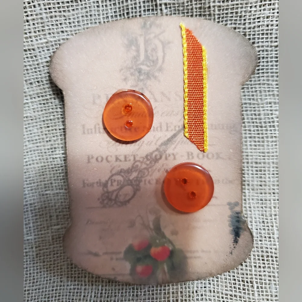 🙏 HAND CRAFTED Set of 8 button card tags ephemera - Picture 5 of 11